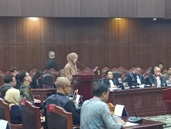Video: Momen Lesti-Sammy Diminta Nyanyi dalam Sidang Uji Materiil di MK