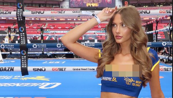 Potret Ring Girl yang Kecantikannya Viral di Pertandingan Oleksandr Usyk
