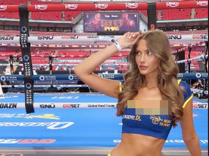 Potret Ring Girl yang Kecantikannya Viral di Pertandingan Oleksandr Usyk Potret Ring Girl yang Kecantikannya Viral di Pertandingan Oleksandr Usyk