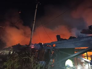 Kebakaran Rumah di Permukiman Rappocini Makassar, Damkarmat Turun Tangan Kebakaran Rumah di Permukiman Rappocini Makassar, Damkarmat Turun Tangan