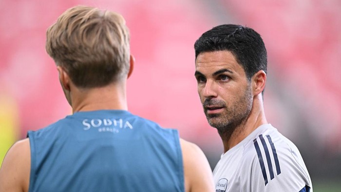 SINGAPORE, SINGAPORE - JULY 21: Arsenal manager Mikel Arteta with Martin Odegaard during a training session at Singapore Sports Hub on July 21, 2025 in Singapore. (Photo by Stuart MacFarlane/Arsenal FC via Getty Images)