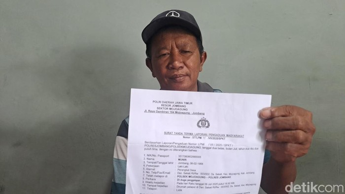 Munir mengobrol bukti laporan dari Polsek Mojoagung Munir mengobrol bukti laporan dari Polsek Mojoagung