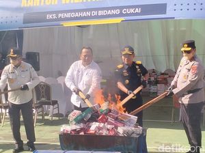 248 Ribu Batang Rokok Ilegal Disita dari Pedagang di Aceh Dibakar 248 Ribu Batang Rokok Ilegal Disita dari Pedagang di Aceh Dibakar