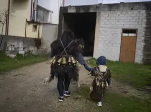 Koudounaraioi di Yunani: Tradisi Melepas Tekanan Hidup dengan Kekacauan