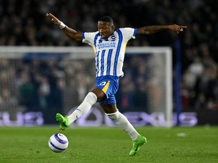 Brightons Ecuadorian defender #30 Pervis Estupinan attempts to control the ball during the English Premier League football match between Brighton and Hove Albion and Aston Villa at the American Express Community Stadium in Brighton, southern England on April 2, 2025. (Photo by Glyn KIRK / AFP) / RESTRICTED TO EDITORIAL USE. No use with unauthorized audio, video, data, fixture lists, club/league logos or live services. Online in-match use limited to 120 images. An additional 40 images may be used in extra time. No video emulation. Social media in-match use limited to 120 images. An additional 40 images may be used in extra time. No use in betting publications, games or single club/league/player publications. /