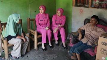 Usia 27 Tahun Lumpuh, Pria di Bekasi Dapat Kursi Roda dari Polisi