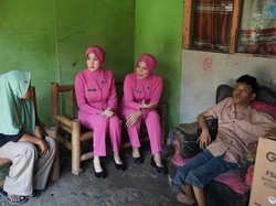 Usia 27 Tahun Lumpuh, Pria di Bekasi Dapat Kursi Roda dari Polisi