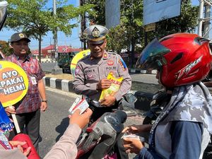 Polres Purbalingga Bagikan Minyak Goreng untuk Pengendara Tertib Polres Purbalingga Bagikan Minyak Goreng untuk Pengendara Tertib
