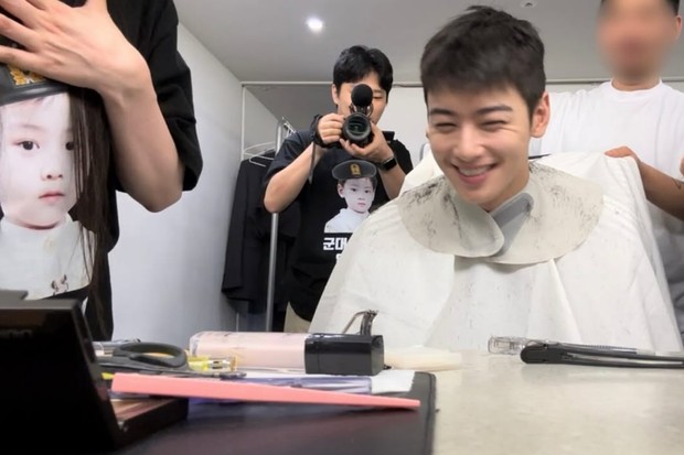 Potret Cha Eun Woo memotong rambut jelang wamil