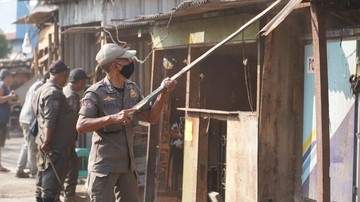 Satpol PP Bogor Bongkar 115 Bangunan Liar di Sekitar Flyover Cileungsi