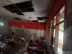 Nelangsa Siswa SD KBB, Belajar di Ruangan Kelas Berplafon Bolong