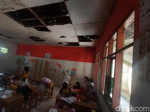 Nelangsa Siswa SD KBB, Belajar di Ruangan Kelas Berplafon Bolong Nelangsa Siswa SD KBB, Belajar di Ruangan Kelas Berplafon Bolong
