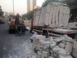 Truk Muatan Hebel Kecelakaan di Lampu Merah Kuningan, Lalin Tersendat