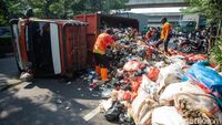 Truk Sampah Terbalik, Sampah Berserakan di Flyover Unisma