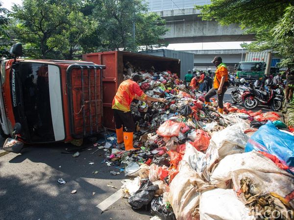 Truk Sampah Terbalik, Sampah Berserakan di Flyover Unisma