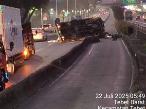 Truk Terguling di Jalur TransJ, Bus Koridor 9 Tak Lewat Halte Tebet-Cikoko