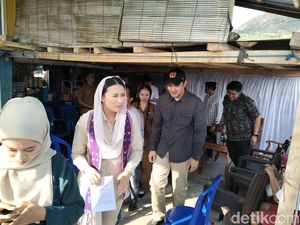 Wamendag Merunduk di Kolong Rumah Nelayan Warloka Labuan Bajo, Ini Ceritanya Wamendag Merunduk di Kolong Rumah Nelayan Warloka Labuan Bajo, Ini Ceritanya