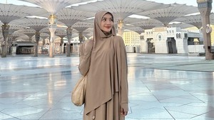 8 Gaya Pangling Annisa Aziza Pakai Hijab saat Umrah, Raditya Dika Tak Ikut