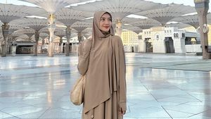 8 Gaya Pangling Annisa Aziza Pakai Hijab saat Umrah, Raditya Dika Tak Ikut