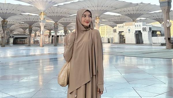 8 Gaya Pangling Annisa Aziza Pakai Hijab saat Umrah, Raditya Dika Tak Ikut