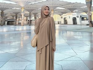 8 Gaya Pangling Annisa Aziza Pakai Hijab saat Umrah, Raditya Dika Tak Ikut 8 Gaya Pangling Annisa Aziza Pakai Hijab saat Umrah, Raditya Dika Tak Ikut