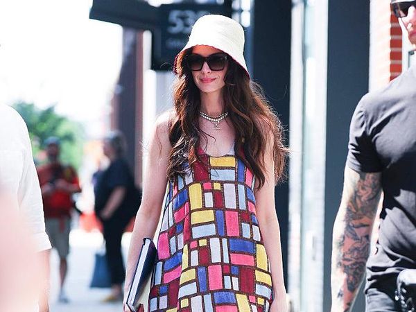 5 Gaya Anne Hathaway kembali Jadi Andy Sachs di The Devil Wears Prada 2
