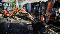 Antisipasi Banjir, Alat Berat Mini Angkut Lumpur dari Kali Krukut