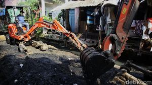 Antisipasi Banjir, Alat Berat Mini Angkut Lumpur dari Kali Krukut