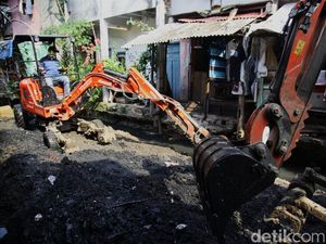 Antisipasi Banjir, Alat Berat Mini Angkut Lumpur dari Kali Krukut Antisipasi Banjir, Alat Berat Mini Angkut Lumpur dari Kali Krukut