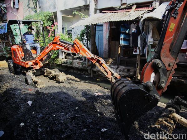 Antisipasi Banjir, Alat Berat Mini Angkut Lumpur dari Kali Krukut