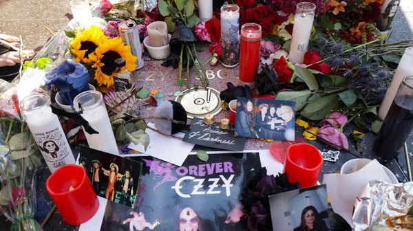 Bintang Rock Dunia Berpulang, Fans Beri Penghormatan di Walk of Fame