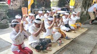 Bupati Badung Serahkan Rp 20 Juta untuk Karya Agung Mamungkah di Mambal