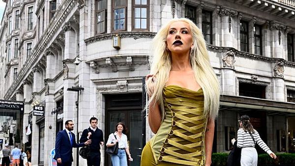 Christina Aguilera Pakai Gaun dari 22 Tahun Lalu, Perubahannya Bikin Pangling