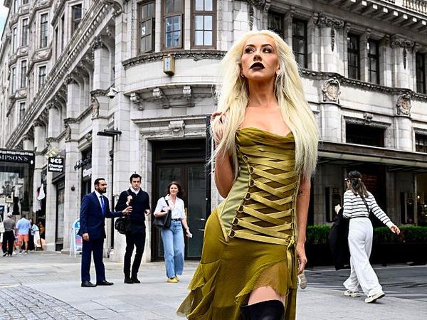 Christina Aguilera Pakai Gaun dari 22 Tahun Lalu, Perubahannya Bikin Pangling