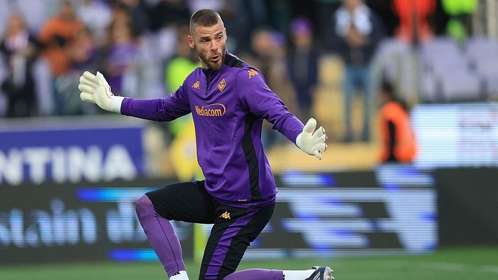 FLORENCE, ITALY - MAY 18: David de Gea of ACF Fiorentina warm-up during the Serie A match between Fiorentina and Bologna at Stadio Artemio Franchi on May 18, 2025 in Florence, Italy. (Photo by Gabriele Maltinti/Getty Images)
