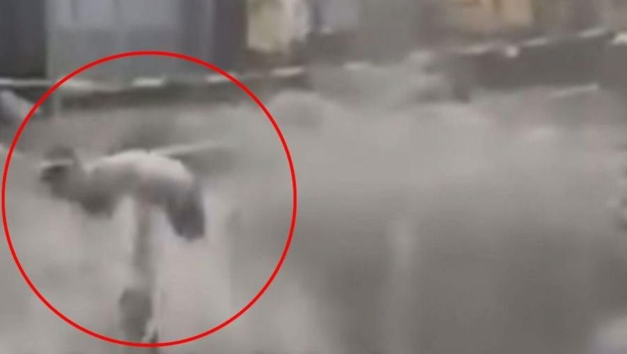 Video: Demi Anak, Ayah Terjun ke Arus Deras!
