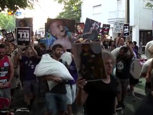 Video: Netanyahu Didemo Warga Israel dengan Foto Anak-anak Gaza Kelaparan