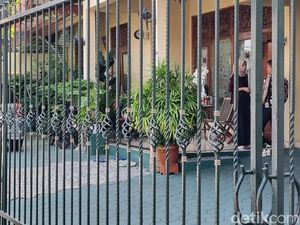 Komnas HAM Datangi Rumah Keluarga Diplomat Muda yang Tewas Misterius Komnas HAM Datangi Rumah Keluarga Diplomat Muda yang Tewas Misterius