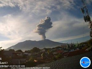 Gunung Marapi Erupsi Pagi Ini, Semburkan Abu Vulkanik 1,6 Km Gunung Marapi Erupsi Pagi Ini, Semburkan Abu Vulkanik 1,6 Km