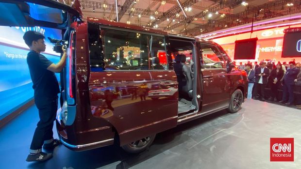 PT Honda Prospect Motor (HPM) resmi meluncurkan Honda Step WGN e:HEV dalam ajang Gaikindo Indonesia International Auto Show (GIIAS) 2025. Mobil hybrid ini dibanderol Rp629 juta on the road (OTR) Jakarta.