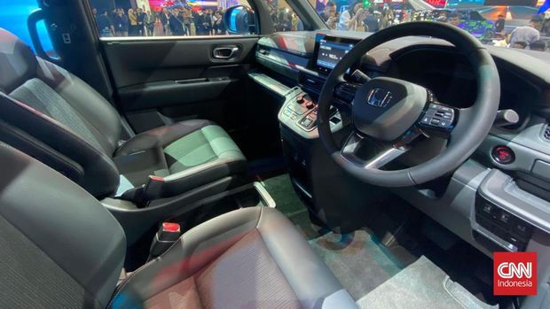 PT Honda Prospect Motor (HPM) resmi meluncurkan Honda Step WGN e:HEV dalam ajang Gaikindo Indonesia International Auto Show (GIIAS) 2025. Mobil hybrid ini dibanderol Rp629 juta on the road (OTR) Jakarta.