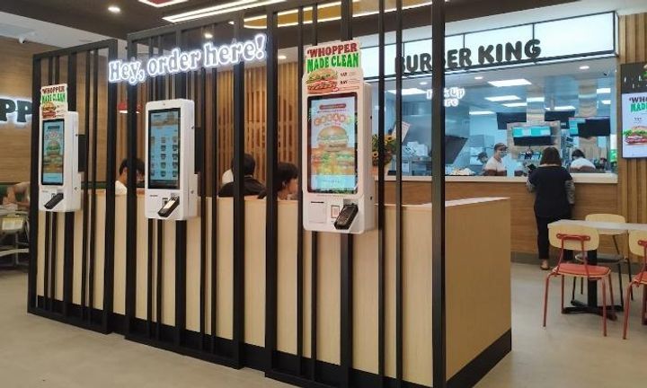 Pria Ini Diludahi Gegara Tegur Pengunjung yang Potong Antrean Demi Burger Gratis
