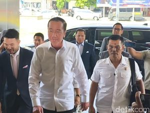 Jokowi Bawa Ijazah Asli SD hingga S1 saat Diperiksa di Mapolresta Solo Jokowi Bawa Ijazah Asli SD hingga S1 saat Diperiksa di Mapolresta Solo
