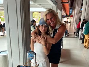 7 Foto Ibu Justin Hubner dengan Jennifer Coppen & Kamari, Akrab Banget! 7 Foto Ibu Justin Hubner dengan Jennifer Coppen & Kamari, Akrab Banget!