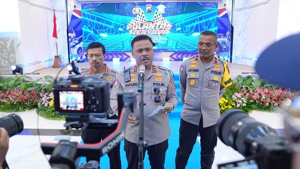 Kakorlantas Polri Irjen Agus Suryonugroho dalam acara 'Polantas Menyapa' di Gedung Borobudur, Mapolda Jawa Tengah, Semarang, Rabu (23/7/2025)