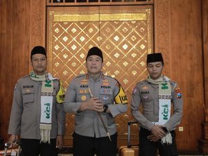 Momen Haru 2 Polisi Teladan Blitar Diberi Kapolres Hadiah Umrah Momen Haru 2 Polisi Teladan Blitar Diberi Kapolres Hadiah Umrah