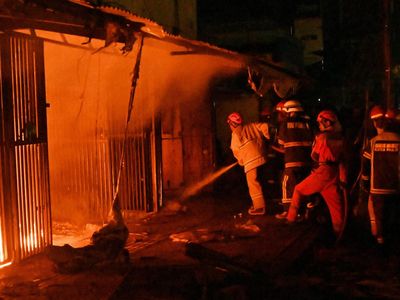 Korsleting Diduga Picu Kebakaran di Pasar Induk Manonda Palu, 13 Lapak Hangus