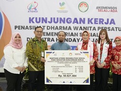Dharma Wanita Persatuan Kemensos Gelar 3 Aksi Sosial di Sentra Handayani