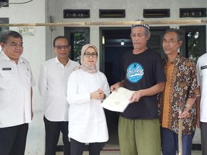 Kementrans Serahkan Sertifikat SHM ke Transmigran di Kabupaten Sukabumi