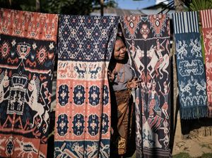 Kemilau Tenun Ikat Sumba, Warisan Budaya Bernilai Puluhan Juta Rupiah Kemilau Tenun Ikat Sumba, Warisan Budaya Bernilai Puluhan Juta Rupiah